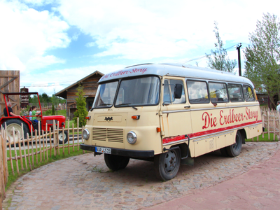 Erdbeer-Bus mit Kino im Erlebnis-Dorf