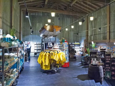 In unserem Schuppen-Schuppen-Shop kÃ¶nnt ihr Produkte erwerben, die sich rund um das Thema Wasser drehen: Regenjacken, Deko-Boote oder LeuchttÃ¼rme.