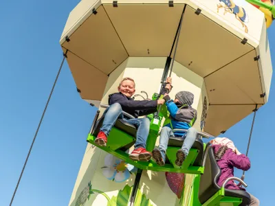 Kinder auf dem Erdbeer-Turm