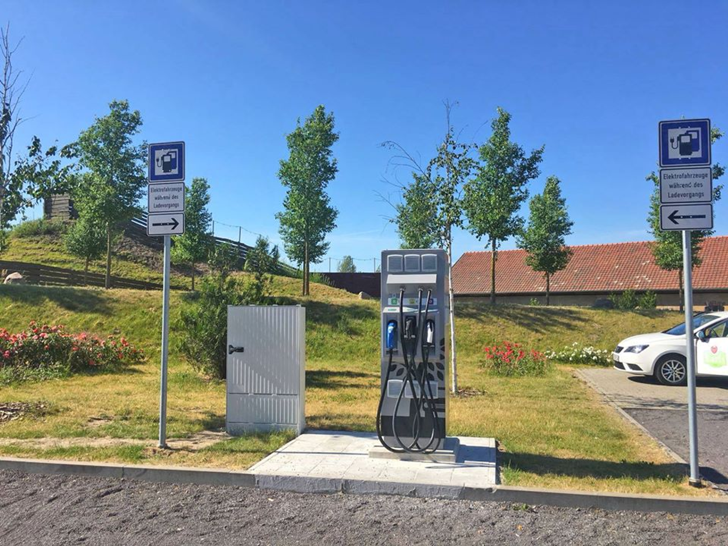E-Tankstelle auf dem Parkplatz in Elstal