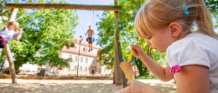 Kind mit Eis auf dem Spielplatz, Loburg