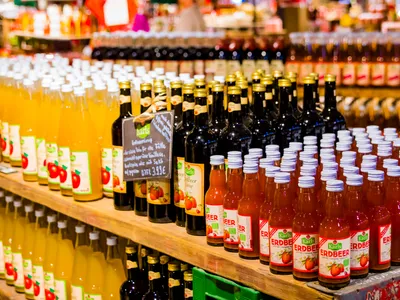 Unsere verschiedenen Produkte in Flaschen: Erdbeer-Nektar, Erdbeer-Sirup, Apfelsaft. Alles in unserem Bauernmarkt.